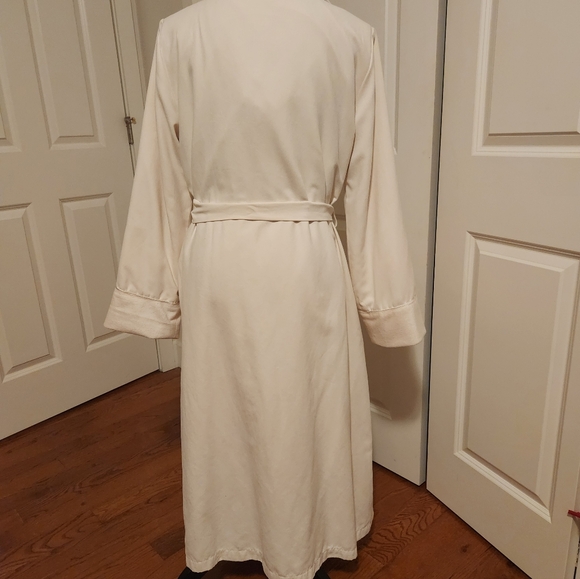Elegant Cream Robe - Picture 3 of 5